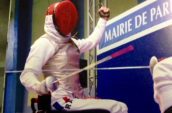 Delphine Bernard poing levé lors de la Coupe du Monde de Paris