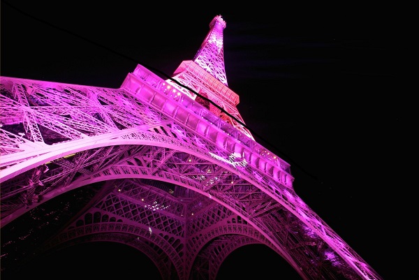 La tour Eiffel teintée de rose - cliché Paris émoi -